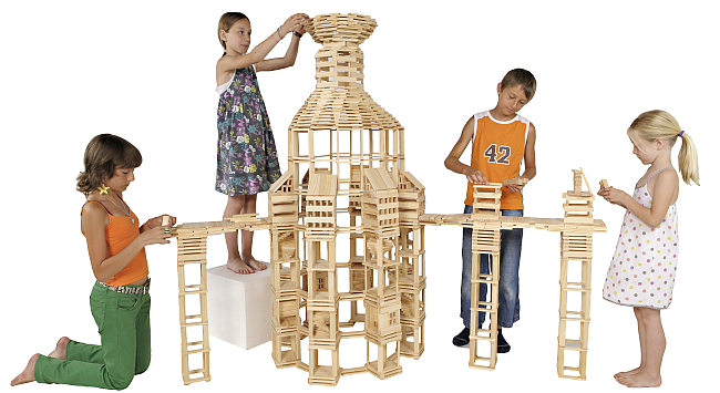 Kinder bauen ein Kapla Castle